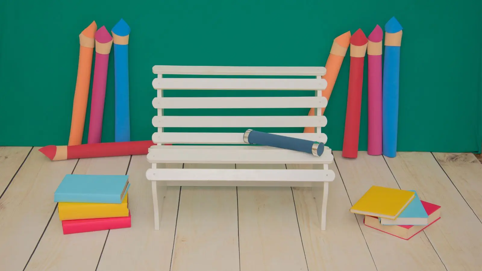 Potențial exprimat prin creioane colorate și o bancă – reinventare, eliberare de gânduri, creativitate.