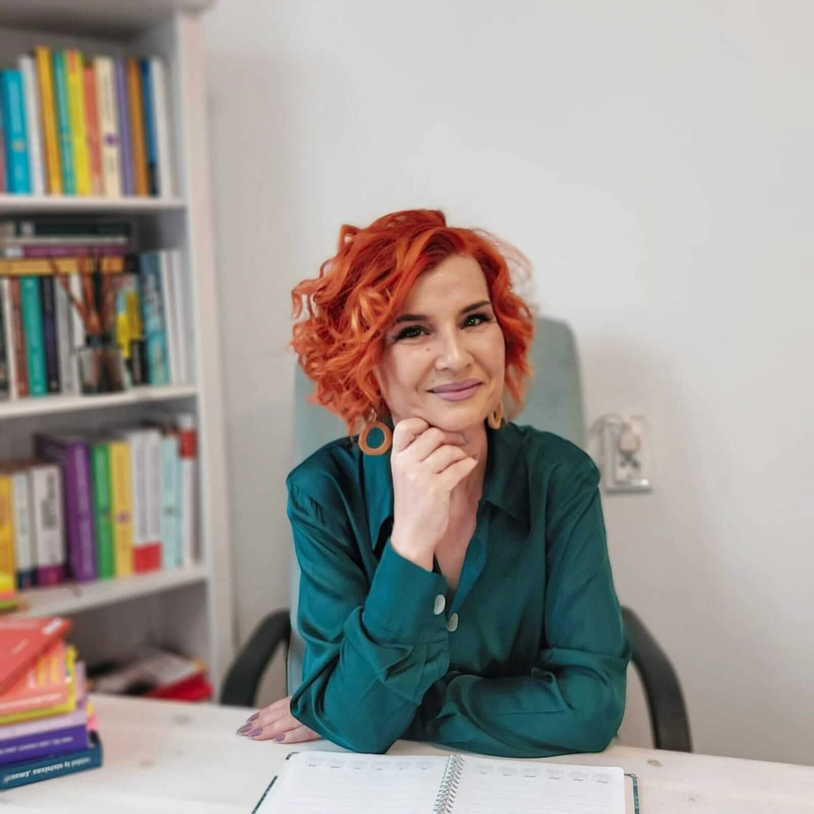 Psiholog Carmen Gavrilescu în cabinetul său, în fața unei biblioteci cu cărți de terapie – specialist în consiliere psihologică, terapie holistică și constelații