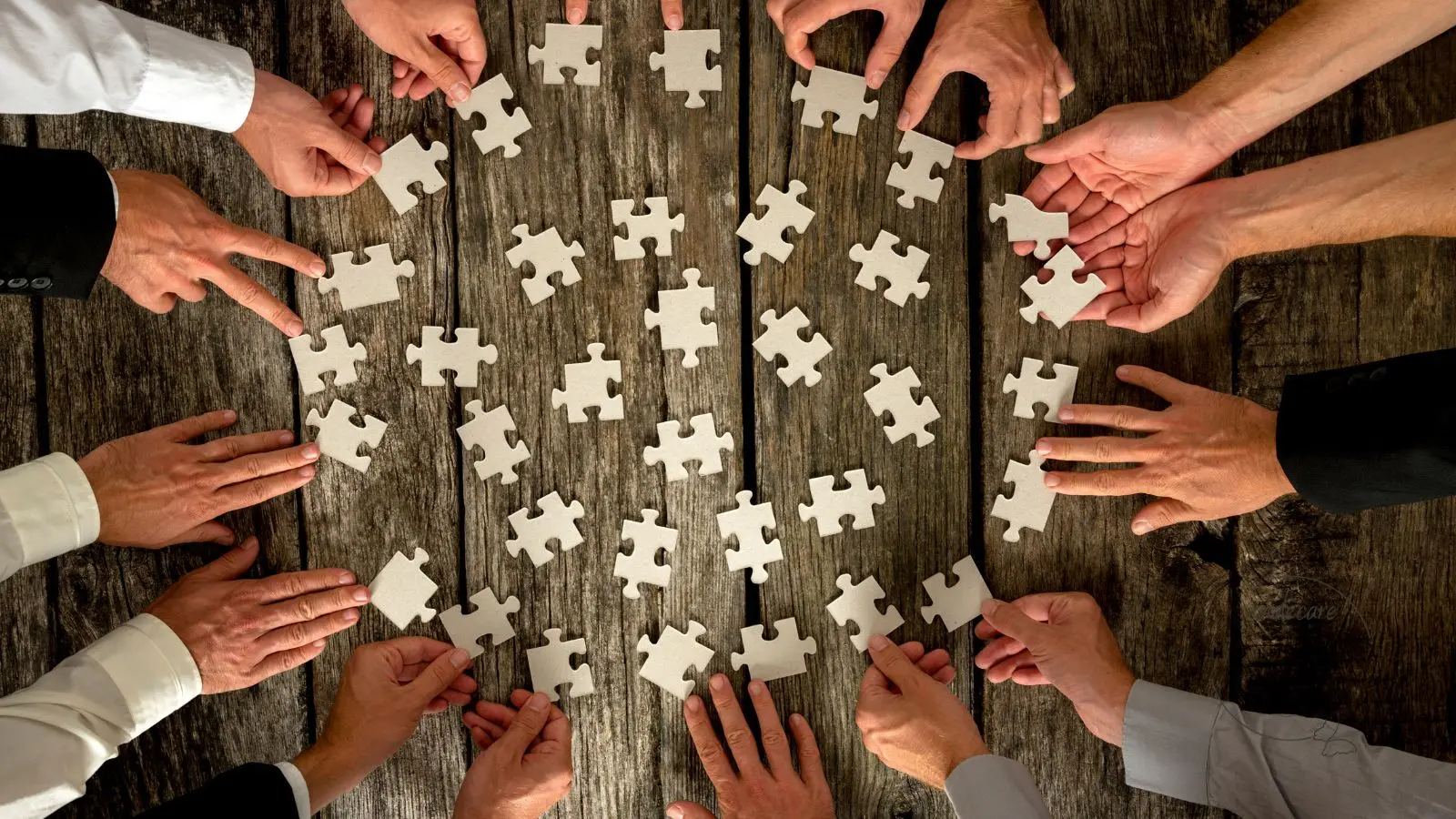 Oameni care construiesc împreună o imagine completă – simbol pentru descoperirea sinelui în cadrul atelierului terapeutic „Constelația EU”